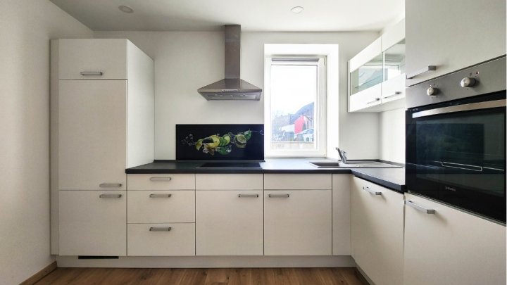 8% Rendite: Komplett renoviertes, freistehendes 4-Familienhaus mit Garten, Garage und Stellplätzen