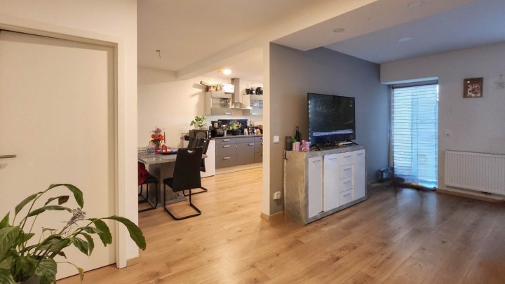 8% Rendite: Komplett renoviertes, freistehendes 4-Familienhaus mit Garten, Garage und Stellplätzen