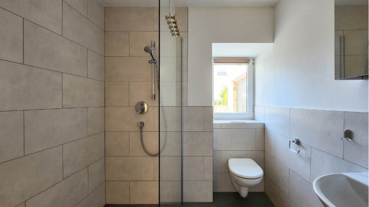 8% Rendite: Komplett renoviertes, freistehendes 4-Familienhaus mit Garten, Garage und Stellplätzen