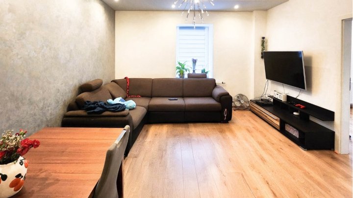 8% Rendite: Komplett renoviertes, freistehendes 4-Familienhaus mit Garten, Garage und Stellplätzen