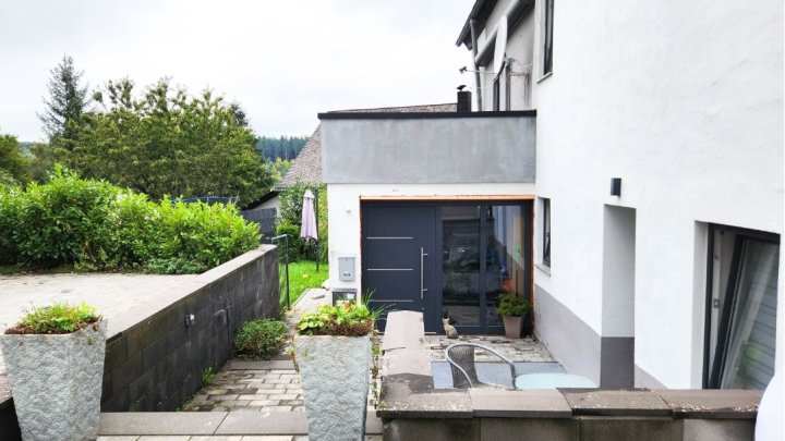 8% Rendite: Komplett renoviertes, freistehendes 4-Familienhaus mit Garten, Garage und Stellplätzen