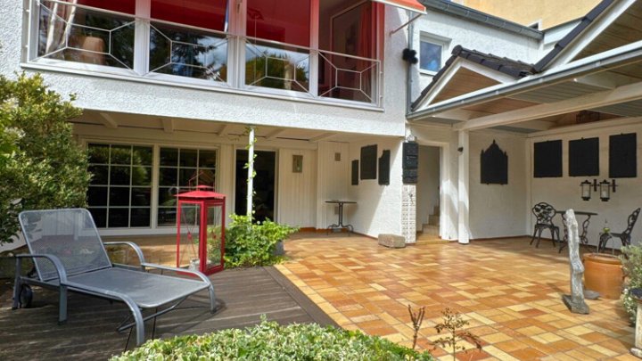 Einfamilienhaus mit Wintergarten, Garage + parkähnlichem Garten