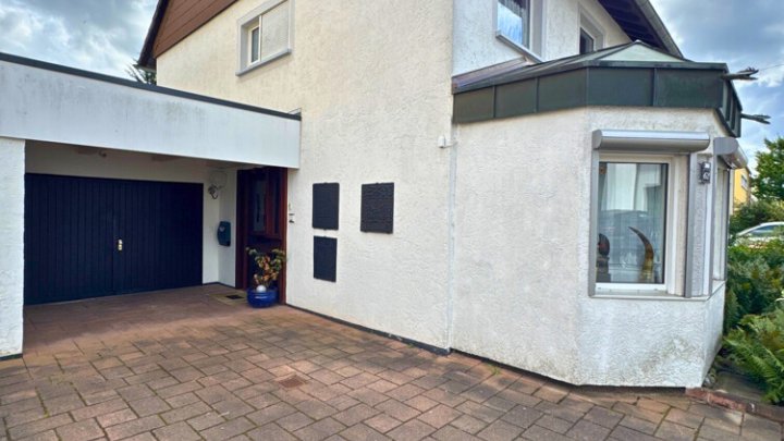 Einfamilienhaus mit Wintergarten, Garage + parkähnlichem Garten