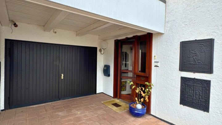 Einfamilienhaus mit Wintergarten, Garage + parkähnlichem Garten