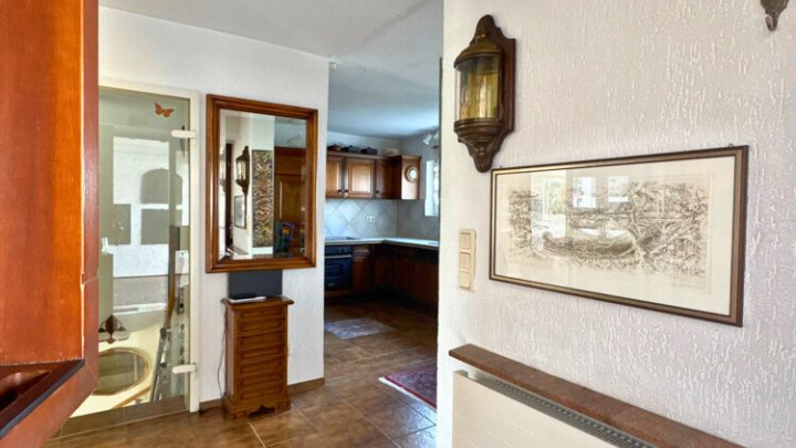 Einfamilienhaus mit Wintergarten, Garage + parkähnlichem Garten