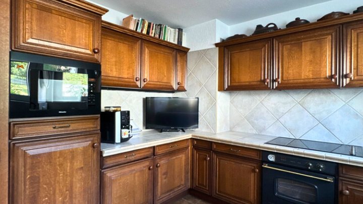 Einfamilienhaus mit Wintergarten, Garage + parkähnlichem Garten