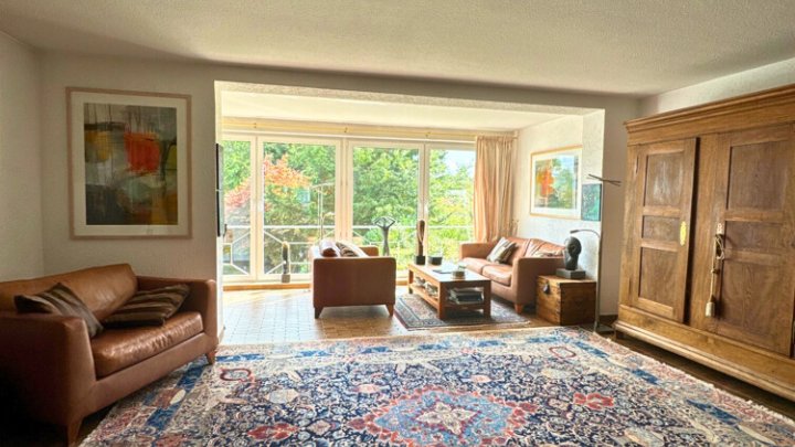 Einfamilienhaus mit Wintergarten, Garage + parkähnlichem Garten