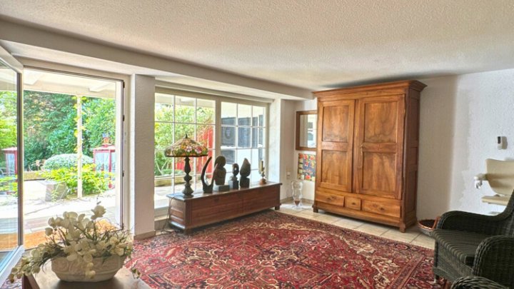 Einfamilienhaus mit Wintergarten, Garage + parkähnlichem Garten