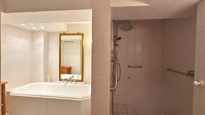 Einfamilienhaus mit Wintergarten, Garage + parkähnlichem Garten