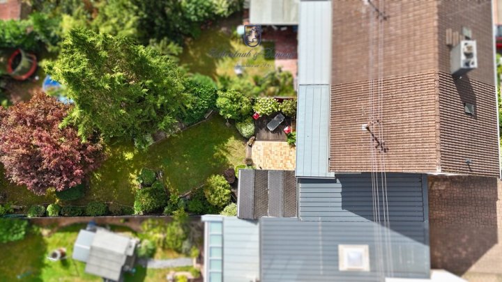 Einfamilienhaus mit Wintergarten, Garage + parkähnlichem Garten