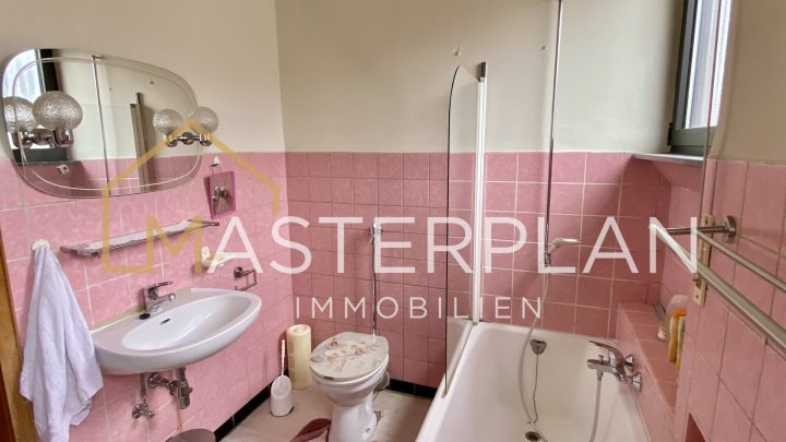 Wohn-und Geschäftshaus mit Frisörsalon (3FH möglich)