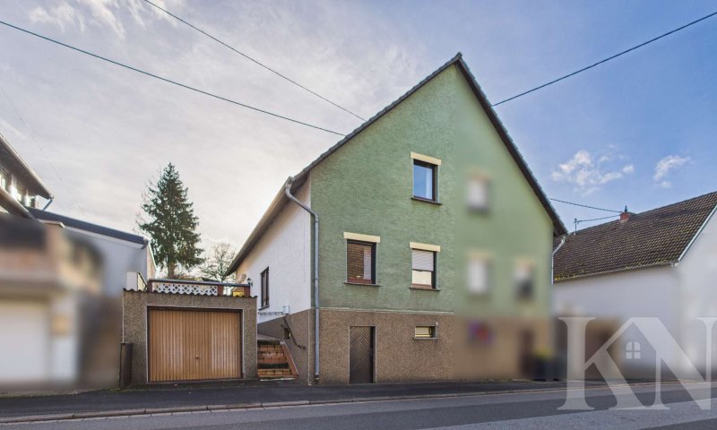 Zentral gelegenes Zuhause mit Potenzial – Doppelhaushälfte in Köllerbach