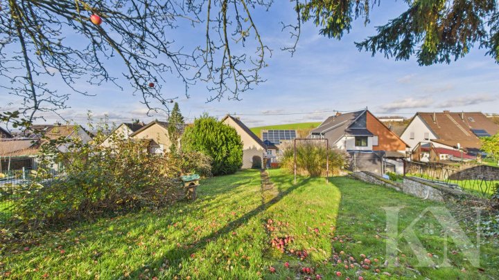 Zentral gelegenes Zuhause mit Potenzial – Doppelhaushälfte in Köllerbach