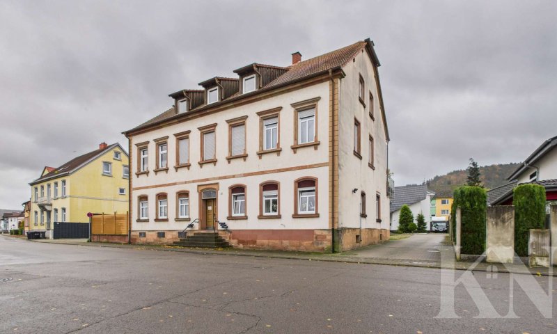 Wohnen mit Charme – helle Erdgeschosswohnung mit Terrasse und Altbau-Flair!