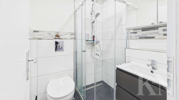 Helle Dachgeschosswohnung mit neuer Küche & Bad – perfekt für Singles und Anleger!