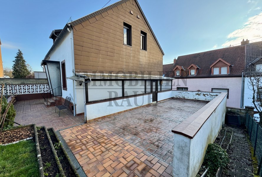 Rückansicht (Terrasse über der Garage)