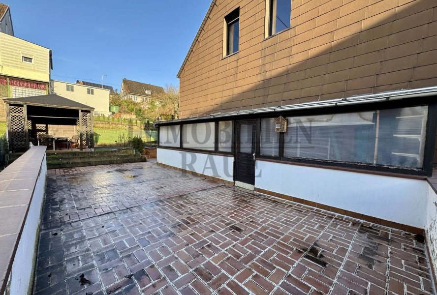 Rückansicht (Terrasse über der Garage)