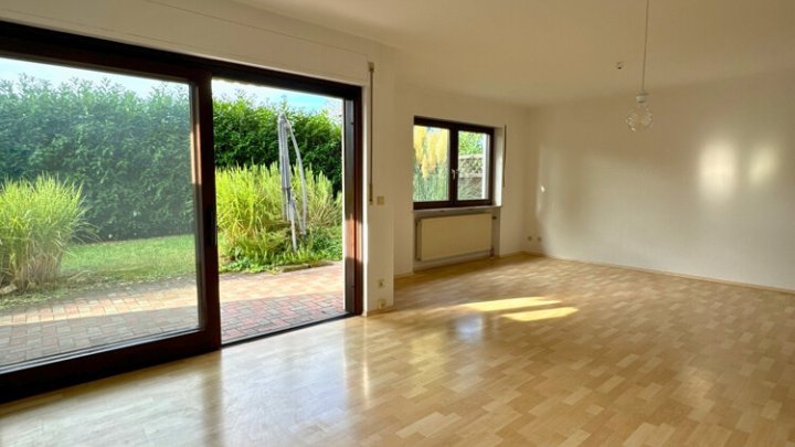 Schöne 2 ZKB-Wohnung mit EBK, Terrasse, Garten + Stellplatz in SLS - Picard