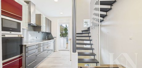 Blick in die Küche und ins Treppenhaus