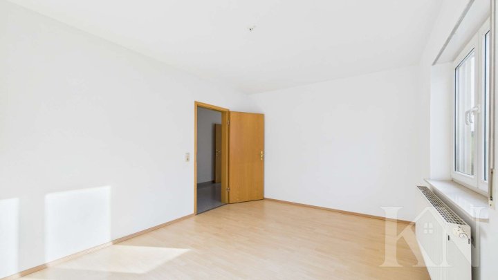 Großzügige 3-Zimmer-Mietwohnung mit Weitblick ins Grüne und Stellplatz!