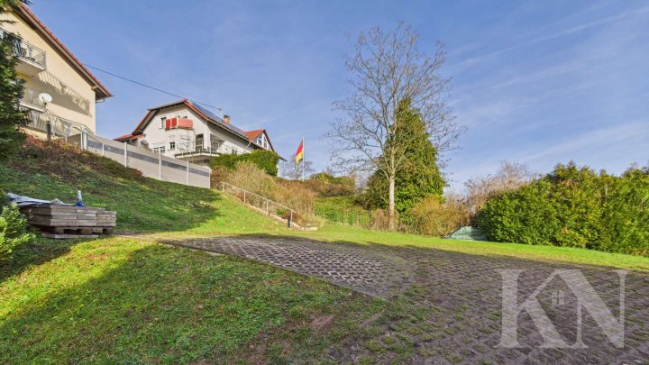 Großzügige 3-Zimmer-Mietwohnung mit Weitblick ins Grüne und Stellplatz!