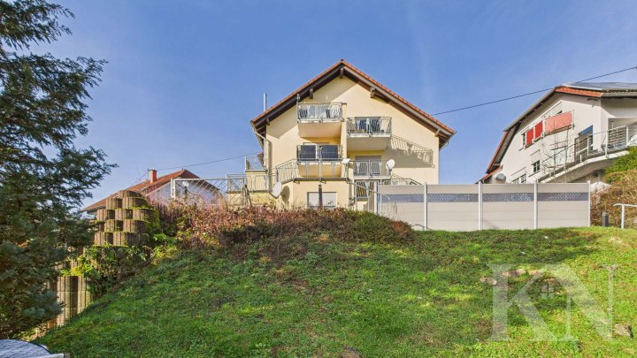 Großzügige 3-Zimmer-Mietwohnung mit Weitblick ins Grüne und Stellplatz!