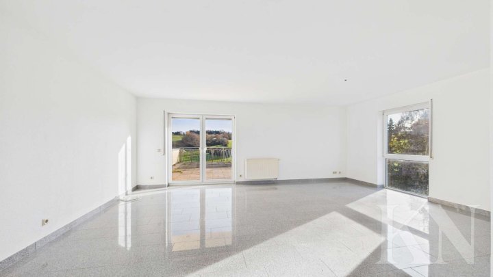 Großzügige 3-Zimmer-Mietwohnung mit Weitblick ins Grüne und Stellplatz!