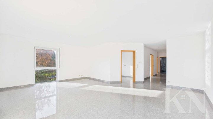 Großzügige 3-Zimmer-Mietwohnung mit Weitblick ins Grüne und Stellplatz!