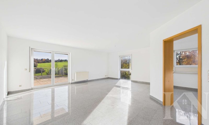 Großzügige 3-Zimmer-Mietwohnung mit Weitblick ins Grüne und Stellplatz!