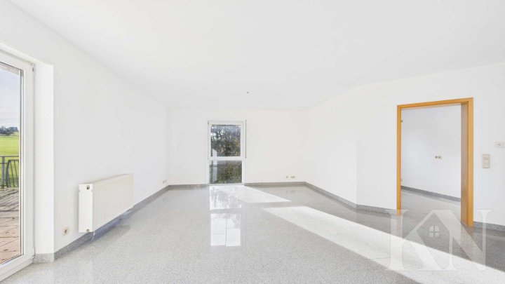 Großzügige 3-Zimmer-Mietwohnung mit Weitblick ins Grüne und Stellplatz!