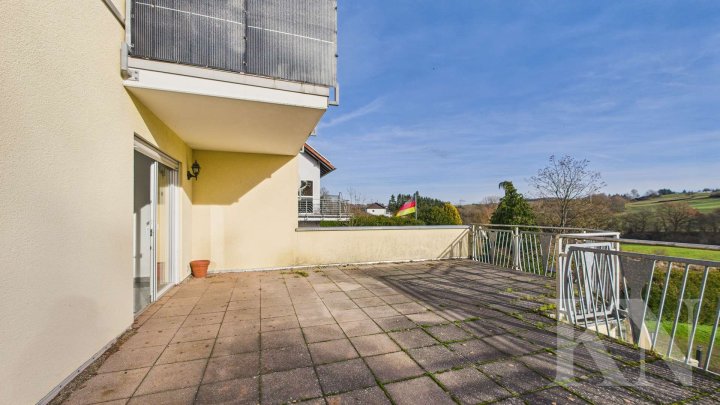 Großzügige 3-Zimmer-Mietwohnung mit Weitblick ins Grüne und Stellplatz!