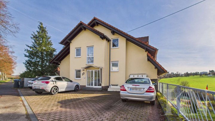 Großzügige 3-Zimmer-Mietwohnung mit Weitblick ins Grüne und Stellplatz!