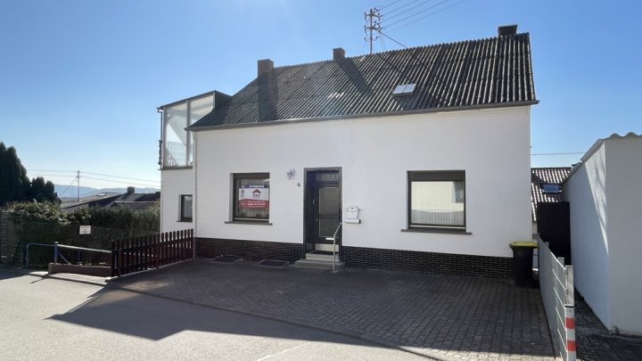 Familienfreundliches Einfamilienhaus mit Garten und Stellplatz