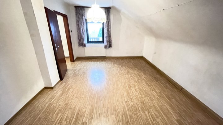 Familienfreundliches Einfamilienhaus mit Garten und Stellplatz