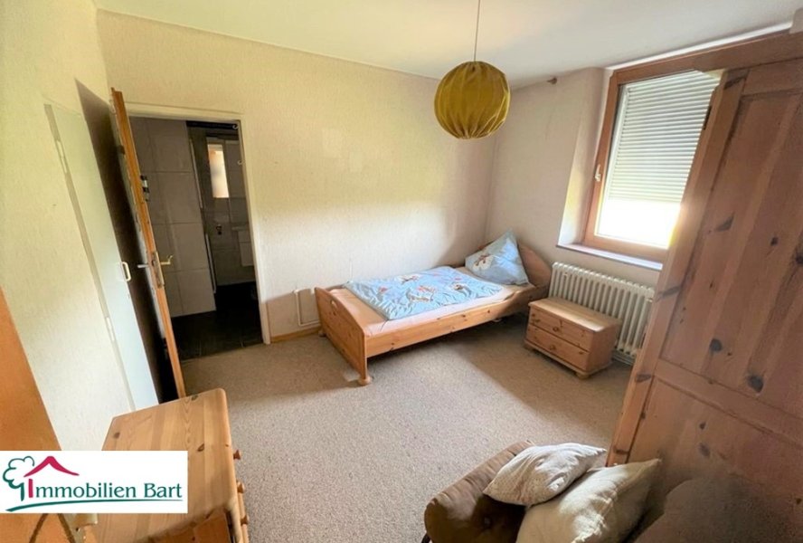 Schlafzimmer OG mit Zugang zum Bad