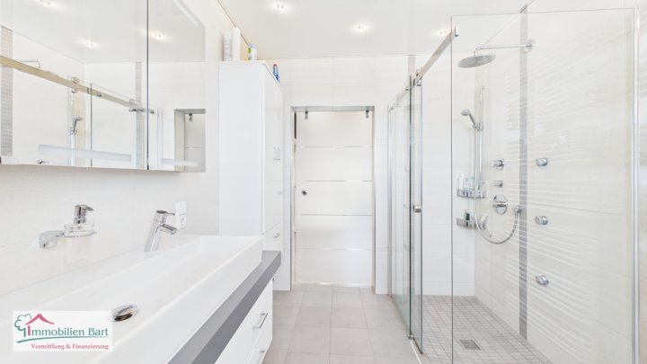 BAUERNHOF MIT VIEL PLATZ AUF 45 AR!