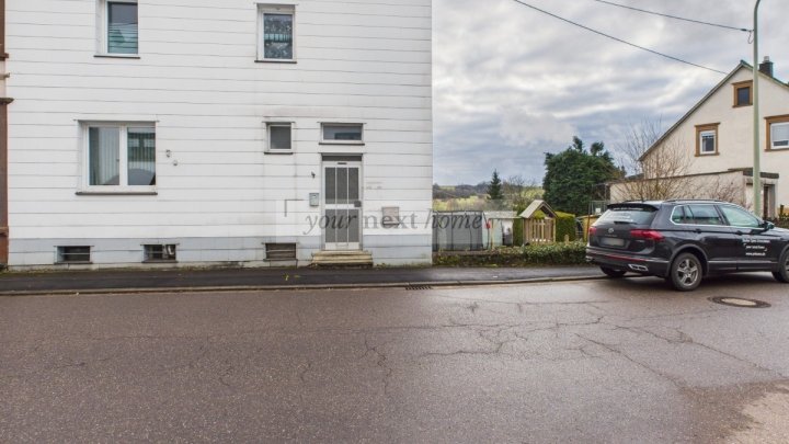 Wohnhaus mit 3 Wohnungen zu verkaufen. Der Preis ist heiß !!!