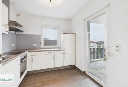 Küche mit Ausgang zum Balkon