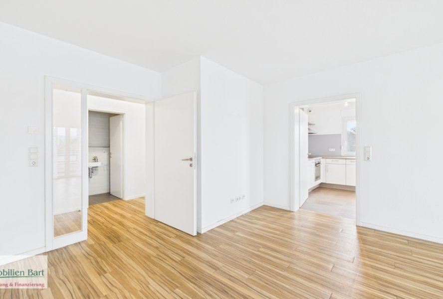 Wohn-  /Esszimmer mit Zugängen zur Diele und Küche