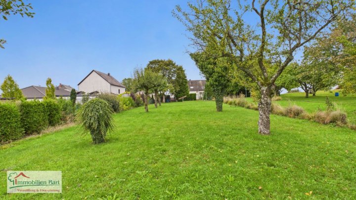 ZWEIFAMILIENHAUS MIT GARAGEN UND GARTEN BEI ORSCHOLZ