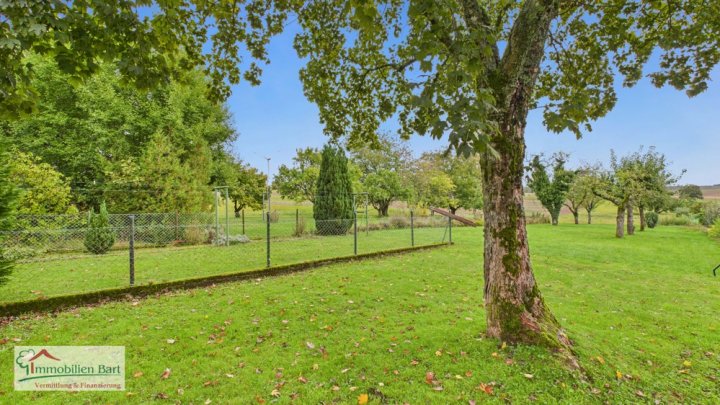 ZWEIFAMILIENHAUS MIT GARAGEN UND GARTEN BEI ORSCHOLZ