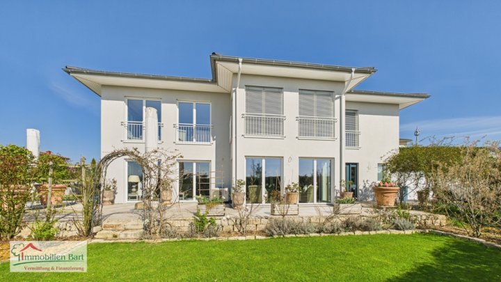 DESIGNERVILLA MIT POOL AN DER LUXEMBURGISCHEN GRENZE!