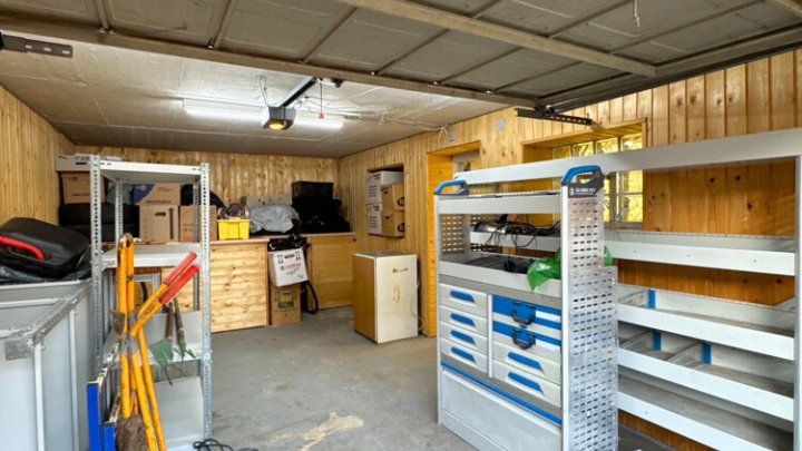 Gut geschnittenes Einfamilienhaus mit Garage und Garten