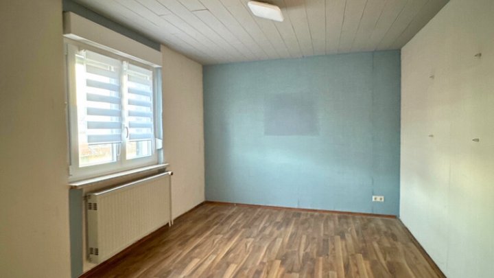 Gut geschnittenes Einfamilienhaus mit Garage und Garten