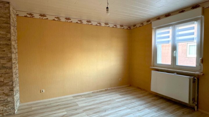 Gut geschnittenes Einfamilienhaus mit Garage und Garten