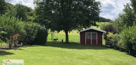 Garten mit zwei Gästen im Hintergrund
