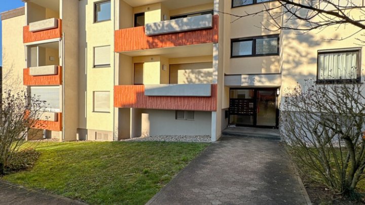 Gepflegte 2-ZKB-Wohnung mit Balkon & Außenstellplatz