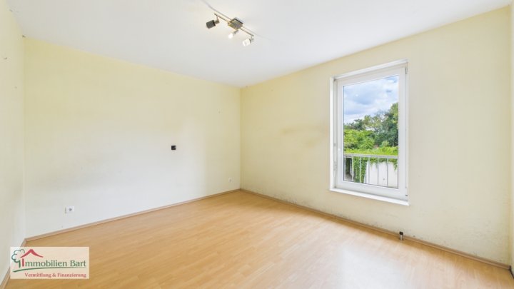 PERL: SOFORT FREI! 107 M² WOHNUNG + 2 GARAGEN + TOLLE AUSSICHT!