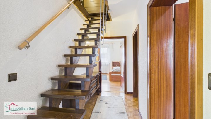 GROßES ANWESEN MIT 4 GROßEN GARAGEN IN TOP-WOHNLAGE!