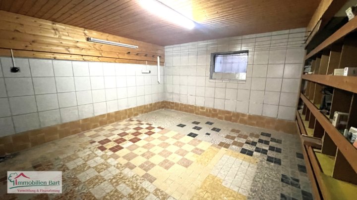 GROßES ANWESEN MIT 4 GROßEN GARAGEN IN TOP-WOHNLAGE!